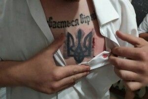 Кандидата в нардепи вдарили ножем у Тризуб на грудях