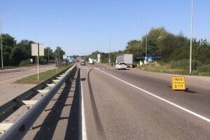 Померла молода жінка, яку з 3-річною дитиною збила машина на міжнародній трасі на Рівненщині