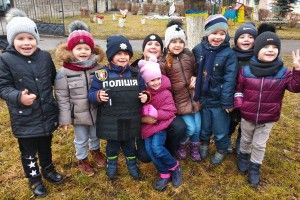 Дошкільнята з Гіркої Полонки відібрали у патрульних бронежилет та рацію, а також зробили «Віу-віу!» в поліцейській автівці (фото)