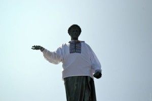 Одесити вбралися у вишиванки і утворили велетенський живий ланцюг з нагоди Дня Незалежності України