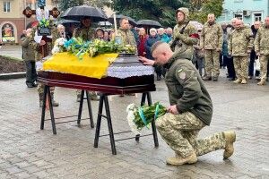 У Нововолинську провели в останню путь Героя України Костянтина Мрочка