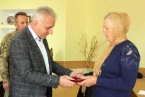 На Рівненщині матері загиблого Героя вручили нагороду сина