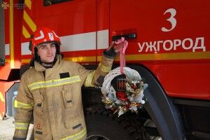 Власниця врятованого кошеняти подарувала бійцям ДСНС власноруч зроблений різдвяний віночок (Фото)