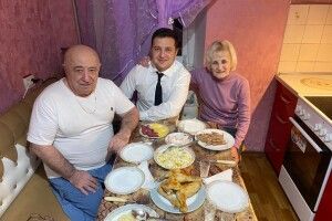 Зеленський зустрівся з батьками і виклав фото родинної вечері