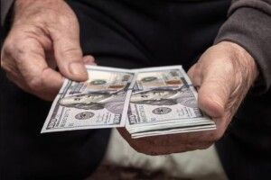 Поблизу Луцька аферисти виманили у 80–річного дідуся понад тисячу доларів