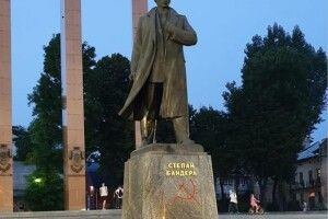 Невідомі поглумилися над пам’ятником Бандері та статуєю Богородиці у Львові
