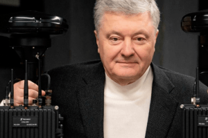 Порошенко з волонтерами купив техніку для полювання на операторів ворожих дронів