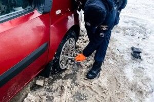 Луцькі патрульні поміняли колесо в авто пенсіонера