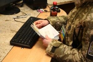 В Устилузі на кордоні зібралось кілька десятків машин