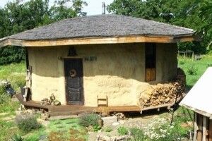 Переселенці збудували дім із… соломи у формі яйця