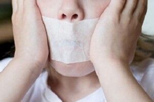 Оце так педагогіка: вихователька заклеювала скотчем роти 5-річним малюкам