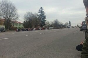 У Луцькій громаді навколішки зустріли 37-річного воїна (Фото, відео)