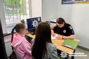 У Рівному дівчина танцювала під російську музику біля портретів загиблих Героїв 