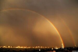 У драматичний для України момент у небі над Києвом раптово з'явилася грандіозна подвійна веселка (Відео)