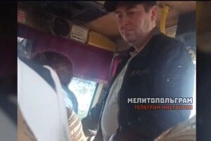 У маршрутці побили «антимасочника» й виштовхали з салону: момент потрапив на камеру (Відео)