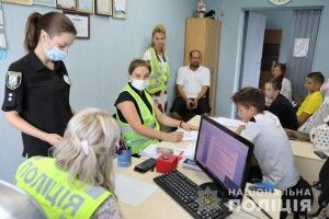 Страшні діти: троє неповнолітніх кидали каміння в перехожого і побили його