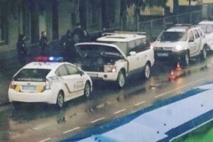 Поліцейські зупинили водія підробленими документами та автоматом в салоні