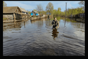 Відомий тележурналіст Дмитро Комаров відвідав затоплене село на кордоні з білоруссю