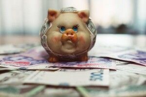 Преміювала себе дев'ять разів: на Рівненщині директорку НВК оштрафували за корупцію