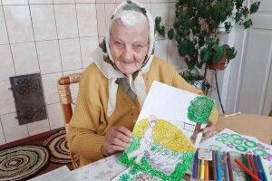 93-річна баба Мелашка з Волині малює героїв казок 