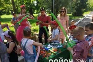 У Рожищі крутили псів з повітряних кульок (фото)