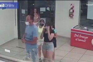 Жінка роздяглася до білизни заради морозива: одягла замість маски сукню (Відео 18+)