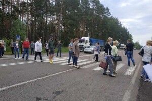Маневиччани перекрили міжнародну трасу, бо не розуміють, чому їх приєднують до Каменя-Каширського (Відео, фото)