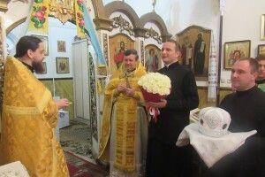«Як на ректора іменини»: волинські семінаристи з букетом вітали архімандрита Євменія з днем тезоіменитства (фото)