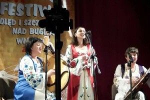 Тріо бандуристок «Лелія» наколядували собі в поляків 1 місце 