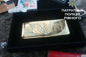 У двох рівненських наркоманів вилучили… кілограмовий злиток золота (фото)