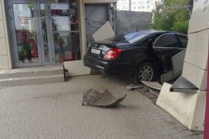 «Мерседес» влетів у зупинку – загинув пенсіонер