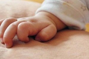 Мати залишила немовля у під’їзді будинку