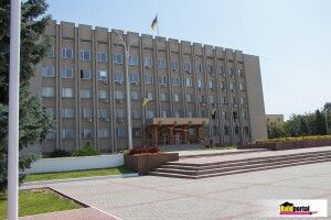 В Ізмаїлі на ялинці перед будівлею міської ради повісився двірник