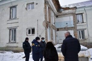 Стіну Горохівського психоневрологічного інтернату, яка завалилась,  наразі не добудовують через негоду