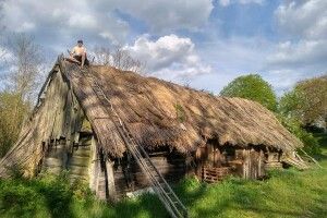 У Сваловичах турист видерся на очеретяну стріху (фото)
