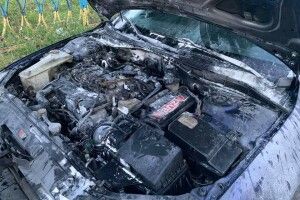 Серед міста загорілася машина: водій не розгубився (Фото)