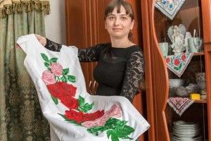 Мама і донька перетворили дім у картинну галерею