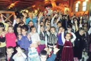 ДИТЯЧИЙ СМУТОК РОЗВІЮВАЛИ ДІД МОРОЗ І ПОДАРУНКИ*