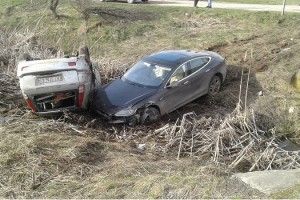 На Прикарпатті електромобіль Tesla потрапив у ДТП (фото)