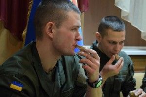 Гвардійці у Луцьку творили глиняний оберіг - свищик (Фото)