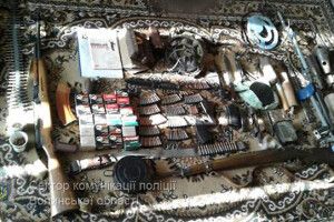 Зброєю, яку вилучили у волинянина, застелили всю підлогу (ФОТО)