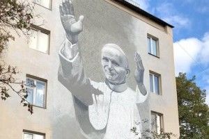 Поліція Києва розслідує появу нацистських написів на будинку з муралом Папи Римського