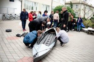 Вихованці Любешівського ліцею ладнають тримісну байдарку, аби вивчати водні простори НПП «Прип’ять-Стохід» (фото)