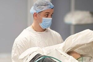 На Волині лікарі повернули рухливість пацієнтці, позбавивши болю, що тривав роками