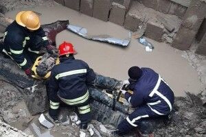 У Луцьку чоловік посеред вулиці провалився у 5-метровий котлован (Відео)