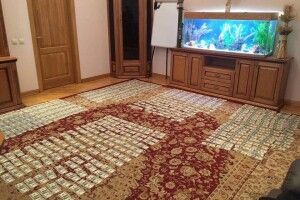 Прокуратура злапала двох суддів, які пропонували Холодницькому 300 тисяч «баксів»