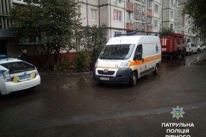 Аби врятувати 80-річного чоловіка, патрульні з рятувальниками залізли у вікно четвертого поверху – з п’ятого (фото)