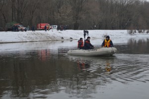 «Зачарована Десна» – у Чернігові другу добу не можуть знайти автівку, яка провалилася під лід