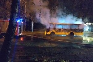У Чернівцях посеред вулиці згоріла маршрутка