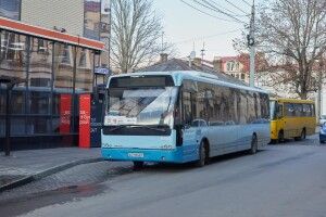 У Луцьку скаржаться на малу кількість автобусів на популярному маршруті